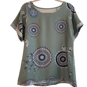 Sage green woman’s abstract short sleeve top‎ size medium